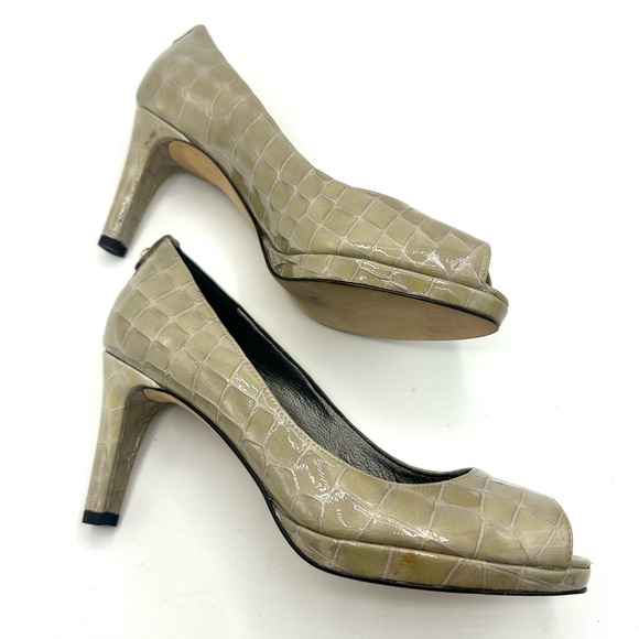 Stuart Weitzman Logoanna Pebble Sioux Crocodile Print Peep Toe Pumps - Picture 5 of 9
